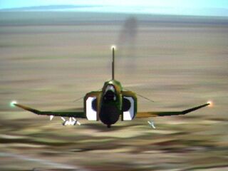 De regreso a Torrej�n dejando sus estelas de humo negro