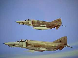Vuelo en formacin de dos RF-4C (CR.12) 