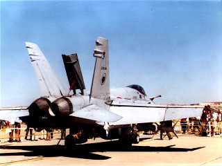 Hornet con aerofreno desplegado